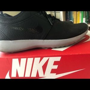 Hardly worn NIKE All Black Juvenate women’s size 8
